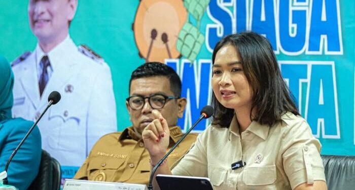 Wakil Menteri Pariwisata, Ni Luh Puspa bersama Gubernur Banten Andra Soni pada Rapat Siaga Wisata Provinsi Banten di Aula Dinas Pariwisata Provinsi Banten. (Foto: Dok.kemenpar)