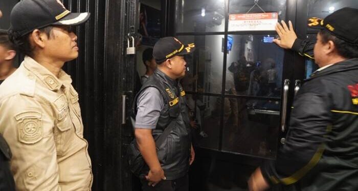 Satpol PP Kabupaten Tangerang Tutup Paksa Tempat Biliar yang Melanggar Aturan Ramadan