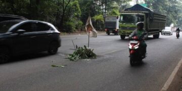 Jalan Berlubang di Jalan Raya Serpong Telan Korban, Pengendara Motor Terpental dan Tak Sadarkan Diri