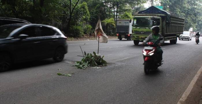 Jalan Berlubang di Jalan Raya Serpong Telan Korban, Pengendara Motor Terpental dan Tak Sadarkan Diri