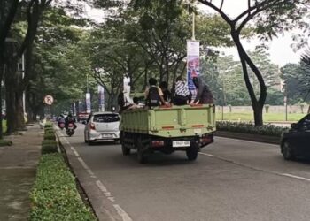 Aksi Nekat Pelajar Stop Truk di Cisauk Resahkan Pengemudi