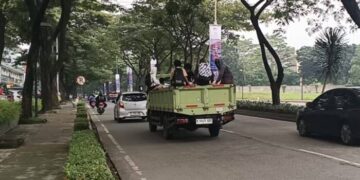 Aksi Nekat Pelajar Stop Truk di Cisauk Resahkan Pengemudi