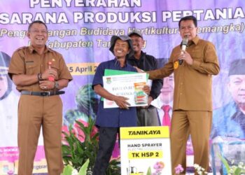 Kegembiraan Petani Semangka Terima Bantuan Sarana Produksi Dari Pemkab Tangerang