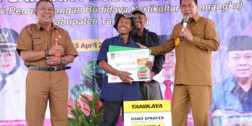 Kegembiraan Petani Semangka Terima Bantuan Sarana Produksi Dari Pemkab Tangerang