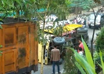 Diduga Mengantuk, Mobil Truk Hantam Tembok di Keranggan