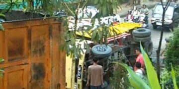 Diduga Mengantuk, Mobil Truk Hantam Tembok di Keranggan