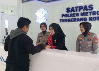 Semarak Hari Kartini, Polwan Layani Pemohon SIM Gunakan Pakaian Adat Jawa dan Makasar