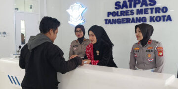 Semarak Hari Kartini, Polwan Layani Pemohon SIM Gunakan Pakaian Adat Jawa dan Makasar