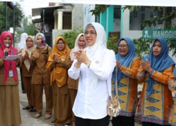 Ketua TP Posyandu Provinsi Banten Tinawati Andra Soni, Monitoring Pelaksanaan Enam  SPM di Posyandu Katuk Kelurahan Pondok Jagung Timur Serpong Utara