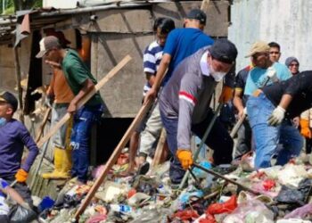 Bupati Tangerang Bersihkan Sampah di Sungai Golden Teluknaga
