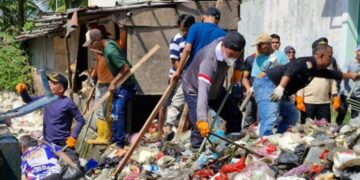 Bupati Tangerang Bersihkan Sampah di Sungai Golden Teluknaga