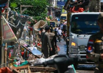 Satpol PP Kabupaten Serang Bongkar Puluhan Lapak PKL di Pasar Ciherang