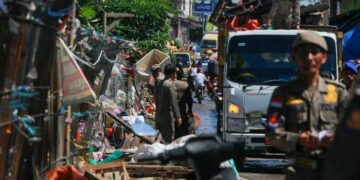 Satpol PP Kabupaten Serang Bongkar Puluhan Lapak PKL di Pasar Ciherang