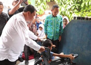 Bupati Tangerang Sigap Bantu Siswa Korban Kecelakaan, Beri Kursi Roda Elektrik