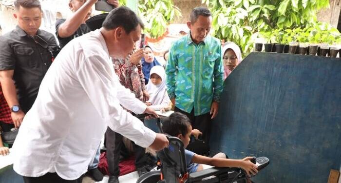 Bupati Tangerang Sigap Bantu Siswa Korban Kecelakaan, Beri Kursi Roda Elektrik