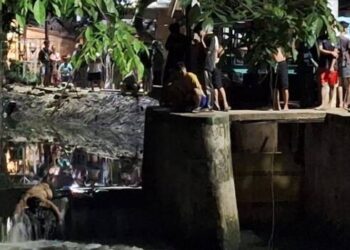 Mayat Perempuan Tersangkut di Pintu Air Setu Sasak Tinggi Pamulang