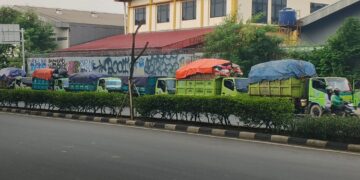 Mobil Angkutan Sampah DLH Tangsel Berjejer di Kawasan Tekno BSD Tebar Bau Tak Sedap