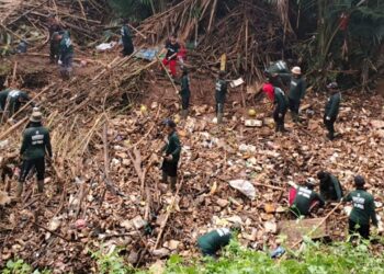 Sampah di Kali Angke Serpong Menumpuk