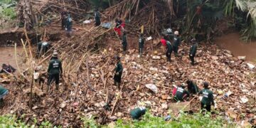 Sampah di Kali Angke Serpong Menumpuk