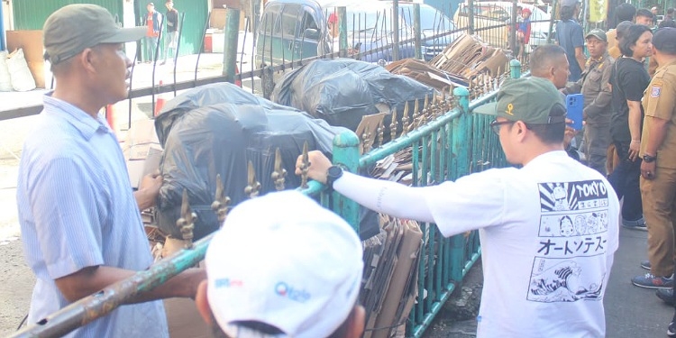 Wakil Wali Kota Tangsel Kecewa Temukan Warga Buang Sampah Sembarangan Saat Pembersihan Pasar Ciputat