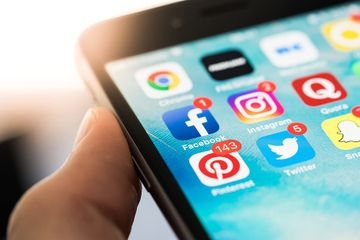 Media Sosial Bukan Lagi "Sosial"? Ini Alasan Kenapa Kita Kini Hanya Jadi Penonton