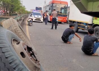 Truk Alami Pecah Ban di Flyover Ciputat, Arus Lalu Lintas Menuju Jakarta Macet
