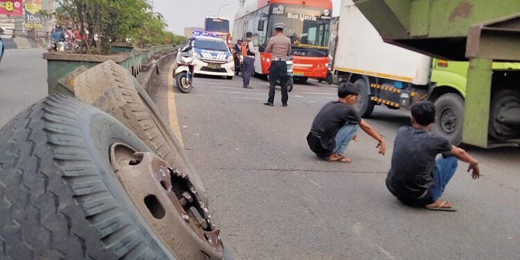 Truk Alami Pecah Ban di Flyover Ciputat, Arus Lalu Lintas Menuju Jakarta Macet
