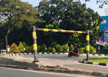 Portal Putar Balik Dekat Stasiun Rawa Buntu Serpong Miring