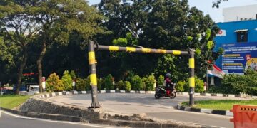 Portal Putar Balik Dekat Stasiun Rawa Buntu Serpong Miring