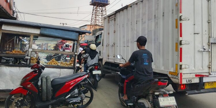 Kemacetan di Kawasan Pasar Serpong Dikeluhkan Warga, Mendesak Penataan Ulang