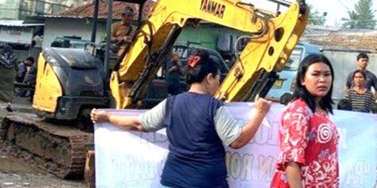 Pembongkaran Puluhan Bangunan Liar di Ciputat Dihadang Warga