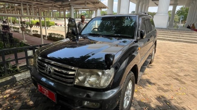 Mobil Dinas Ratu Atut Chosiyah