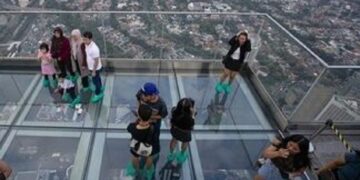 Jakarta Punya Spot Baru yang Bikin Melongo: Autograph Tower, Surga Adrenalin di Ketinggian 385 Meter
