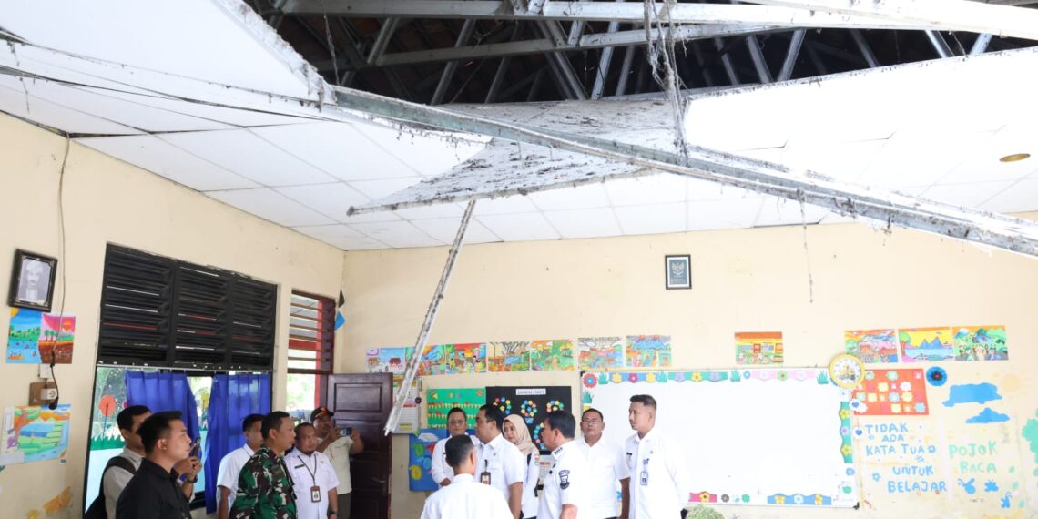 Atap Kelas Ambruk di SDN Kedung Dalam Tangerang, Dua Siswa Terluka