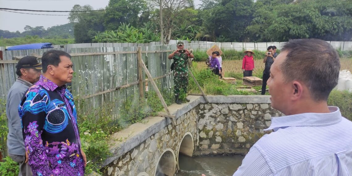 Bupati Tangerang Tinjau Kali Cirarab, Siapkan Normalisasi untuk Atasi Banjir