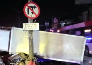 Truk Muatan Es Batu Terguling di Ciputat Timur Akibat Ban Pecah