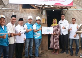 Senyum Maeni, Warga Rangkasbitung Lebak Saat Kali Pertama Rumahnya Diterangi Lampu PLN