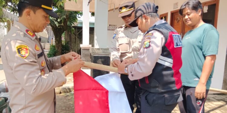 Ajak Masyarakat Cinta Tanah Air, Polsek Cisauk Bagikan Bendera Merah Putih, Bukan Bendera One Piece