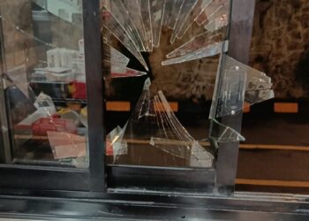 Pria Mabuk Ngamuk Pecahkan Kaca KFC Babakan Tangsel Gara-gara Minta Nasi dan Gorengan Kulit Ayam Ditolak
