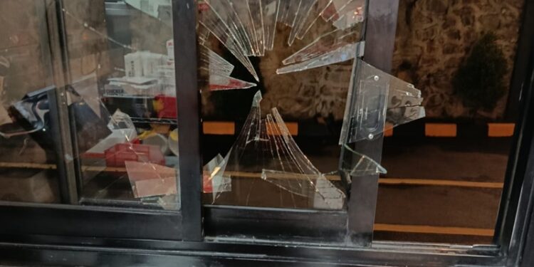 Pria Mabuk Ngamuk Pecahkan Kaca KFC Babakan Tangsel Gara-gara Minta Nasi dan Gorengan Kulit Ayam Ditolak