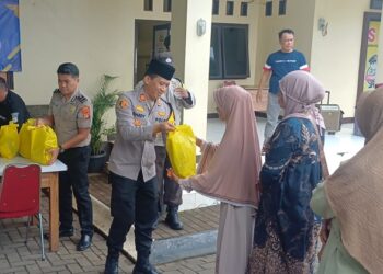 Polsek Cisauk Beri Bantuan Sembako untuk Warga