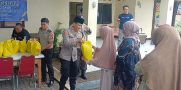Polsek Cisauk Beri Bantuan Sembako untuk Warga