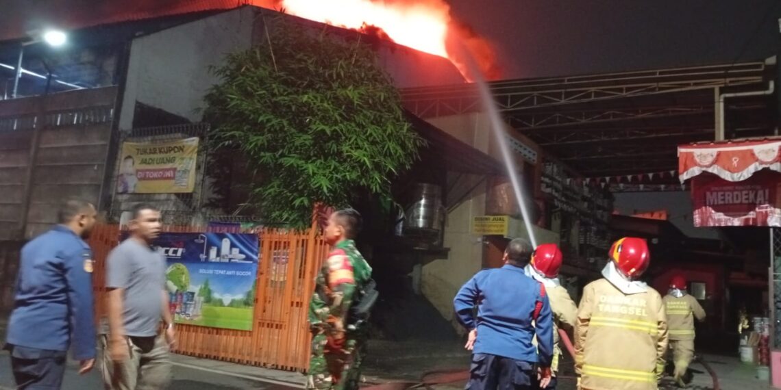 Kebakaran Hebat Landa Pabrik Konstruksi di Serpong Utara Tangsel