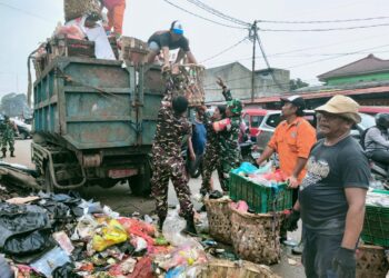 Banser Tangsel dan TNI Berkolaborasi Gelar Aksi Bersih-bersih di Pasar Serpong