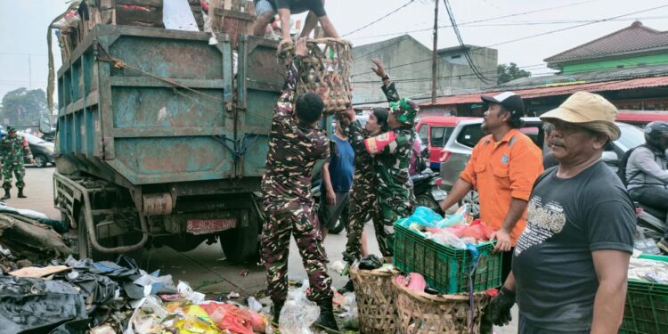 Banser Tangsel dan TNI Berkolaborasi Gelar Aksi Bersih-bersih di Pasar Serpong
