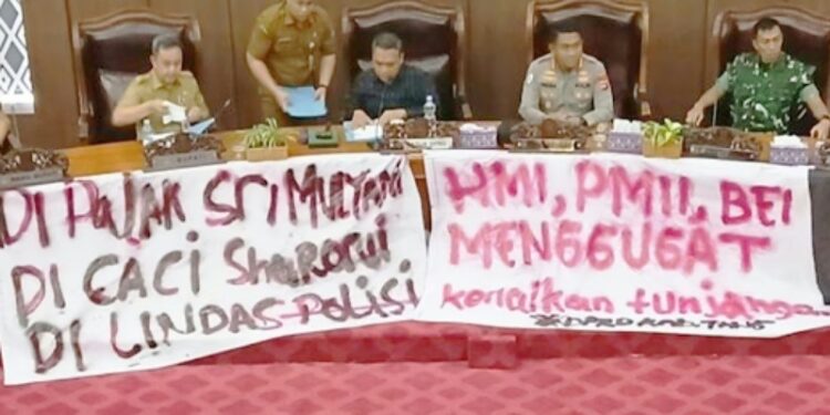 DPRD Kabupaten Tangerang Didesak Transparan Soal Tunjangan, Mahasiswa Duduki Gedung Dewan