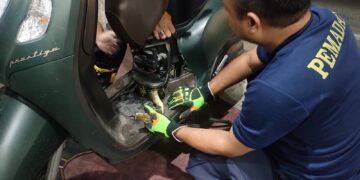 Pegawai MUI Tangsel Syok Lihat Ular Sanca Melilit Motornya