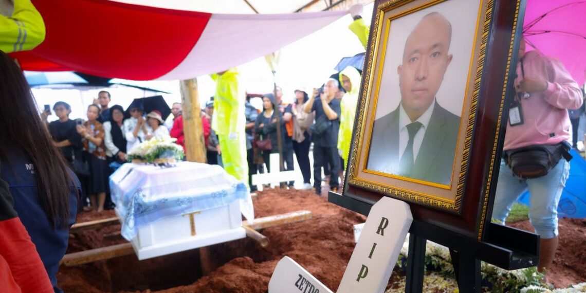 Jenazah Zetro Leonardo Putra, Diplomat KBRI Peru, Dimakamkan di TPU Sari Mulya Tangsel