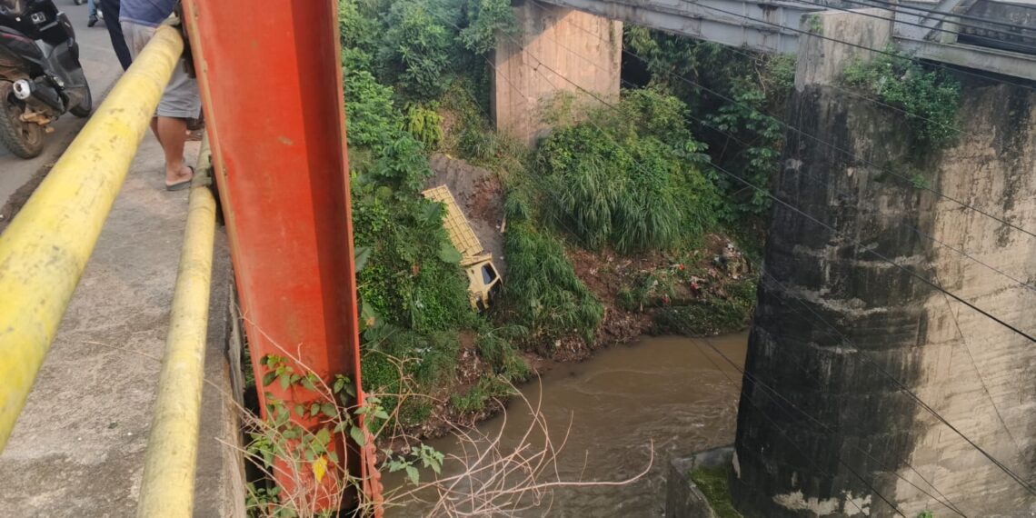 Truk Bermuatan Pasir Terperosok ke Bawah Jembatan di Jalan Raya Cisauk Lapan, Diduga Sopir Mengantuk