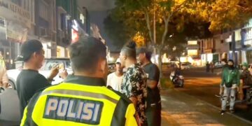 Viral..! Debt Collector Arogan Tantang Polisi di Kelapa Dua Tangerang, Tarik Paksa Mobil Konsumen di Jalanan